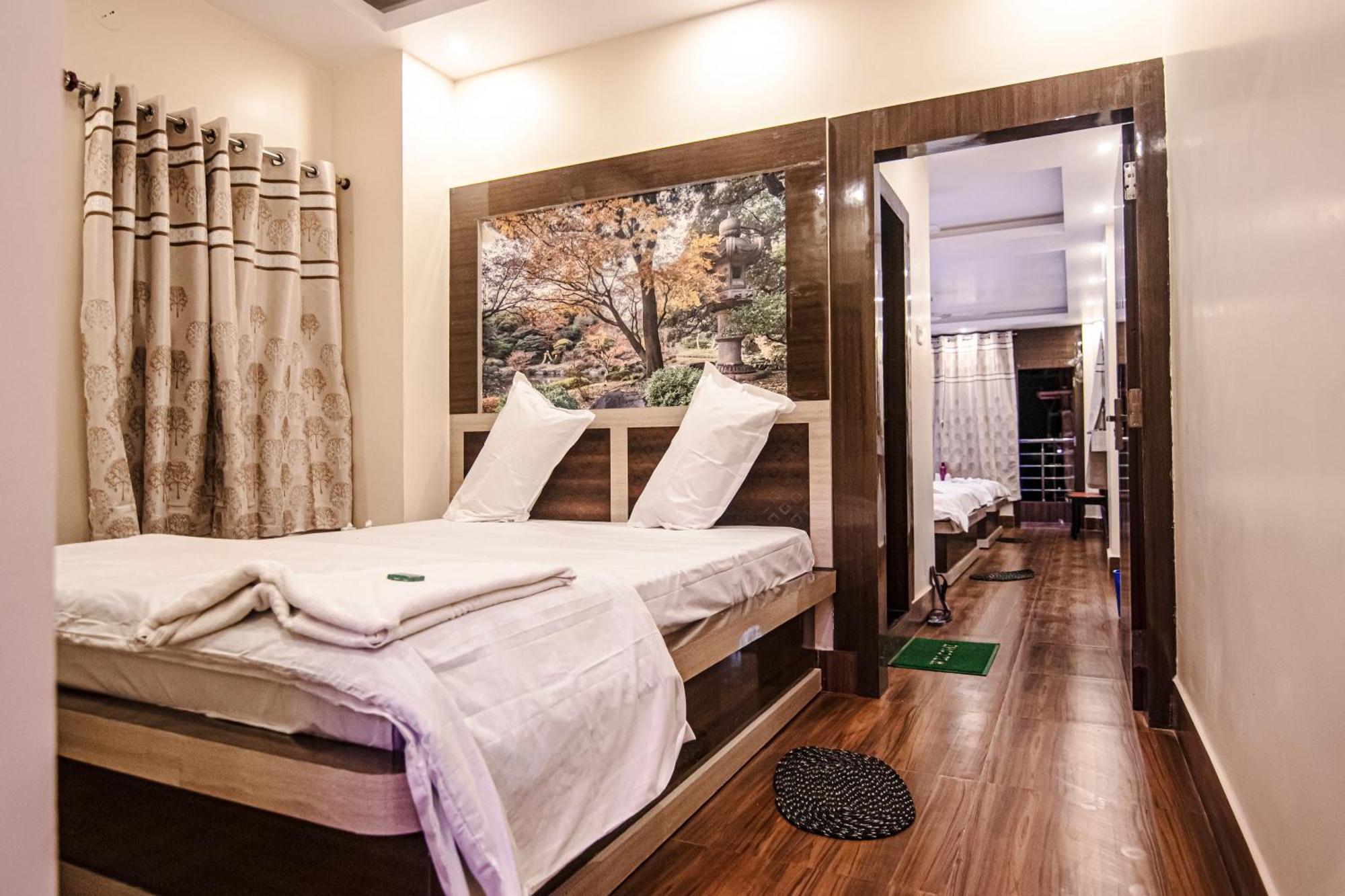 Hotel Aarohi Tarapith Esterno foto