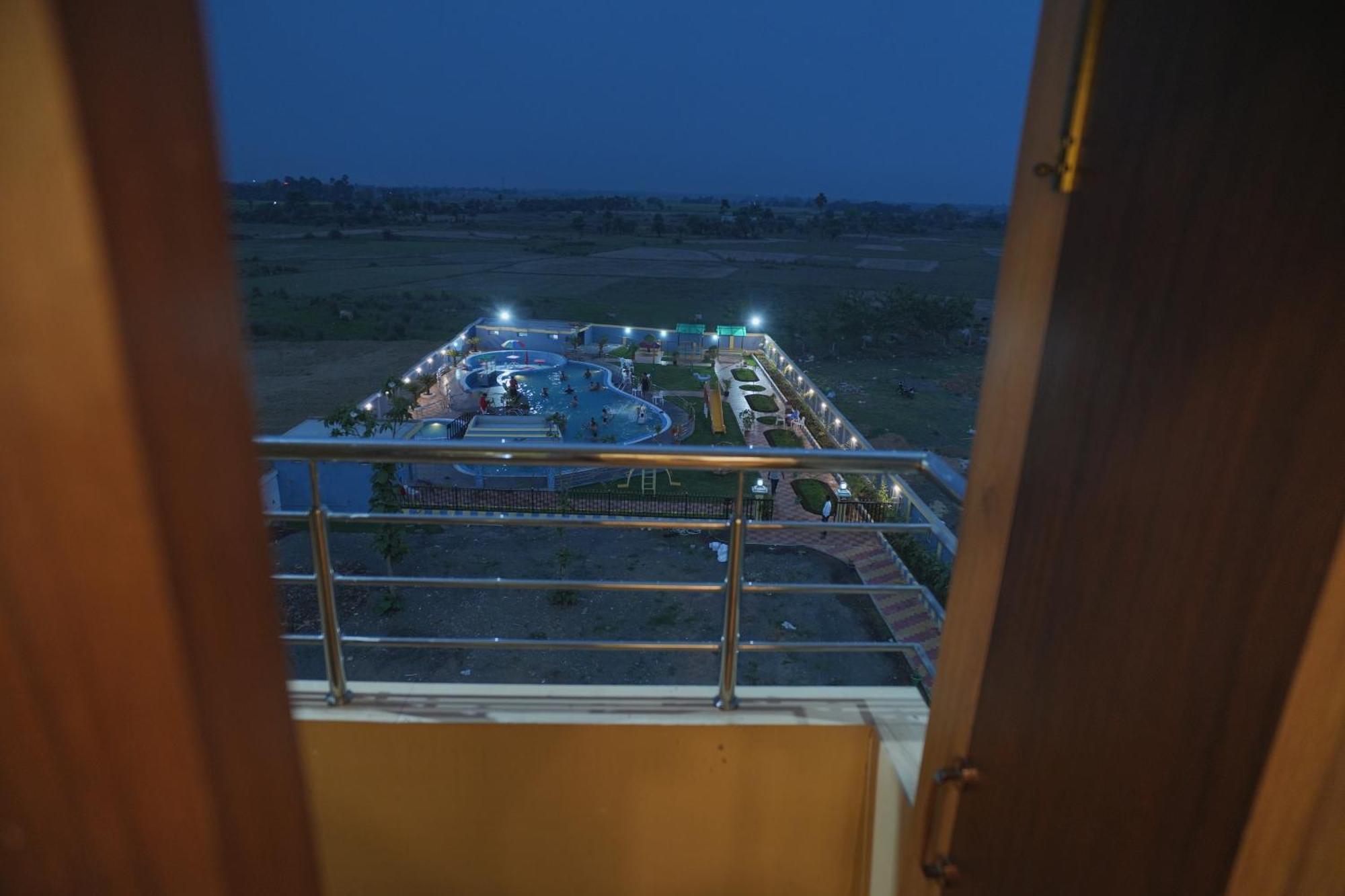 Hotel Aarohi Tarapith Esterno foto